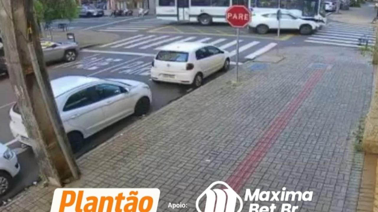 imprudencia-no-transito-termina-em-colisao-entre-carro-e-onibus-no-centro-de-maringa