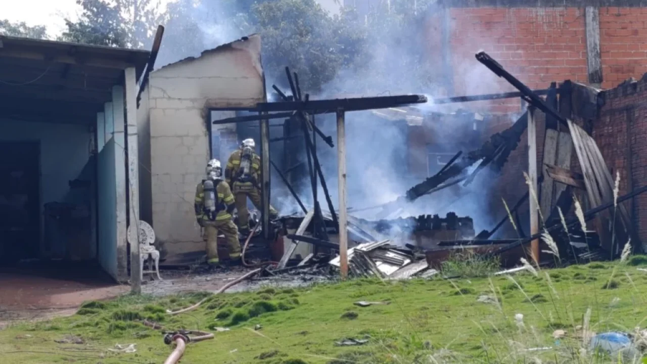 incendio-atinge-casa-no-jardim-alvorada-e-imovel-fica-destruido-em-maringa