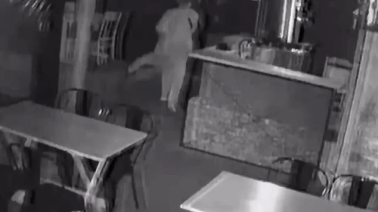 ladrao-invade-restaurante-em-maringa-se-esconde-no-forro-durante-acao-da-pm-e-foge-apos-furto-video