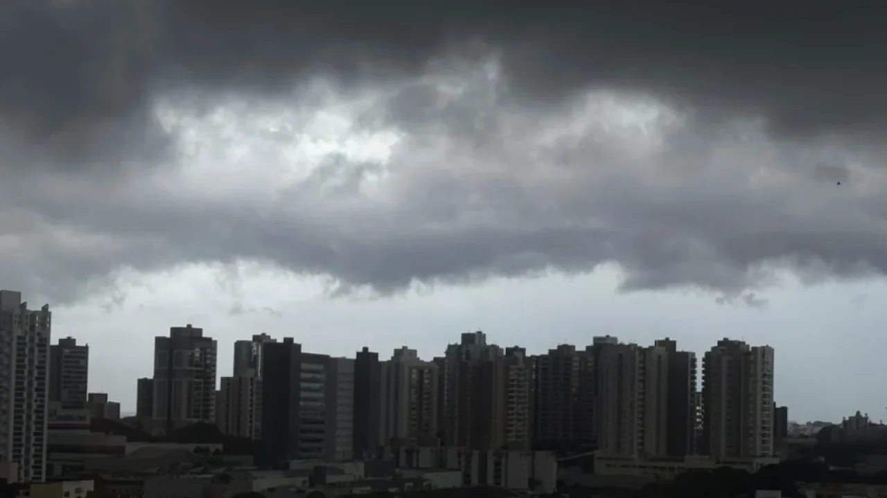 maringa-e-mais-215-cidades-do-parana-ja-estao-em-alerta-laranja-para-tempestade-veja-a-lista-completa