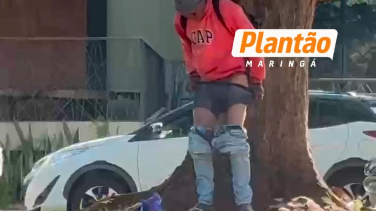 morador-em-situacao-de-rua-e-flagrado-fazendo-necessidades-fisiologicas-em-via-publica-ao-lado-do-parque-do-inga