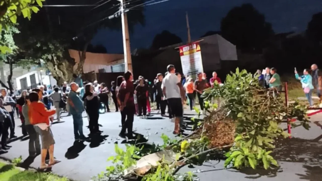 moradores-protestam-contra-casa-de-semiliberdade-em-maringa-prefeitura-se-manifesta-video