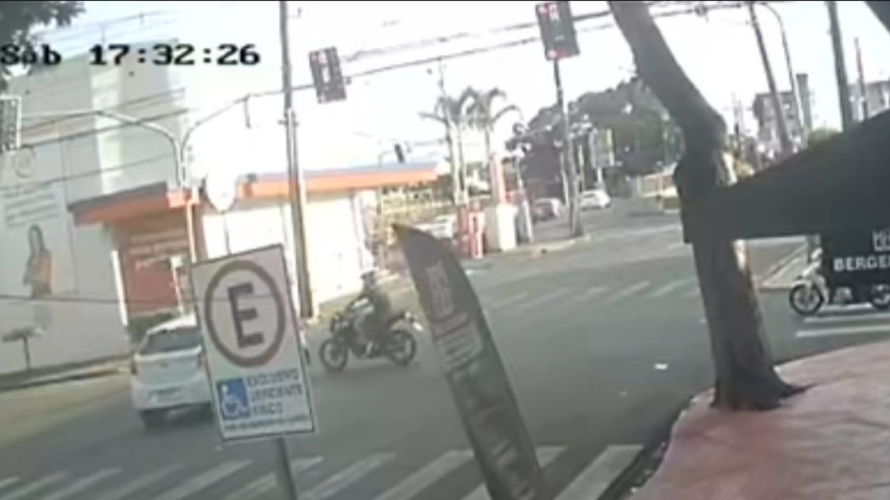 motociclista-de-19-anos-fica-gravemente-ferido-apos-carro-avancar-sinal-vermelho-em-sarandi