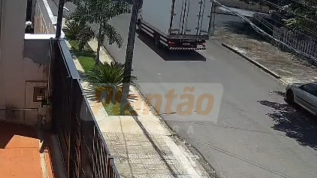 motociclista-e-arremessado-contra-muro-em-batida-com-caminhao-em-maringa-video-mostra-momento-do-impacto