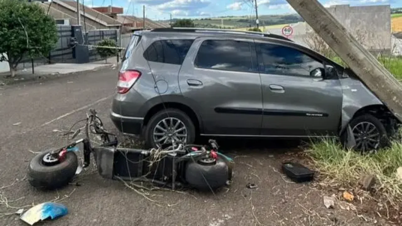 motociclista-e-arremessado-e-poste-quebra-apos-grave-acidente-entre-carro-e-moto-eletrica-em-sarandi