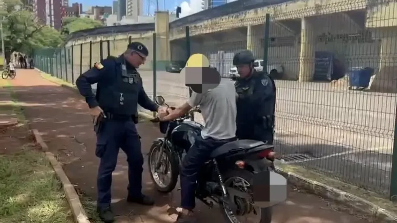 motociclista-e-flagrado-embriagado-caindo-na-area-de-pedestres-da-vila-olimpica-em-maringa