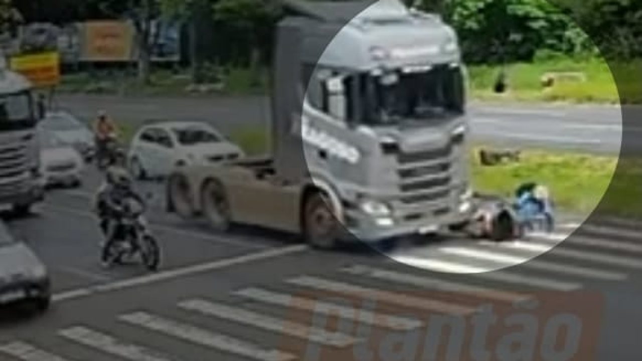 motociclista-escapa-de-ser-esmagado-por-carreta-em-cruzamento-movimentado-de-maringa