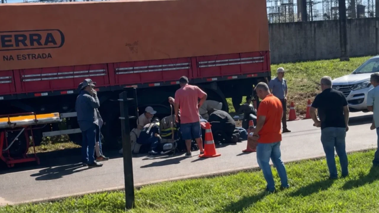 motociclista-sofre-fraturas-graves-apos-acidente-com-carro-e-caminhao-na-pr-317-em-maringa