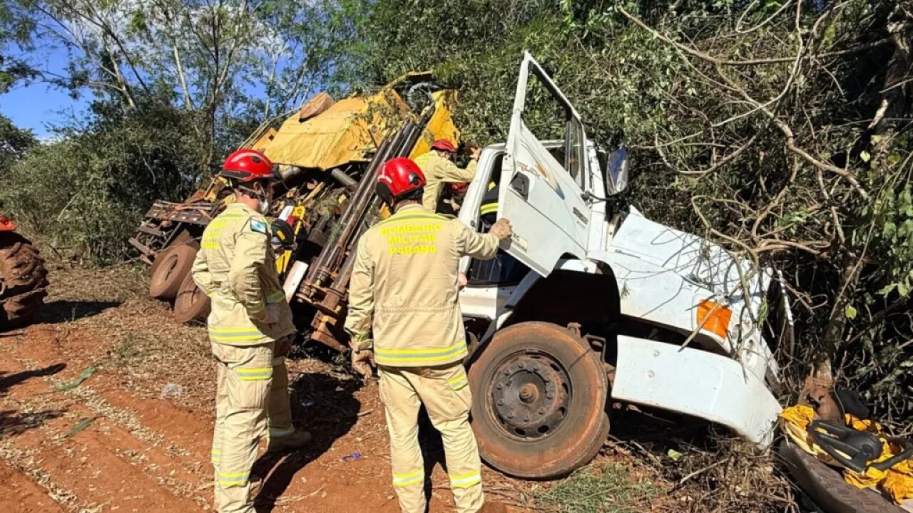 motorista-e-encaminhado-em-estado-grave-ao-hu-de-maringa-apos-caminhao-com-maquina-agricola-sair-da-pista-na-regiao-video