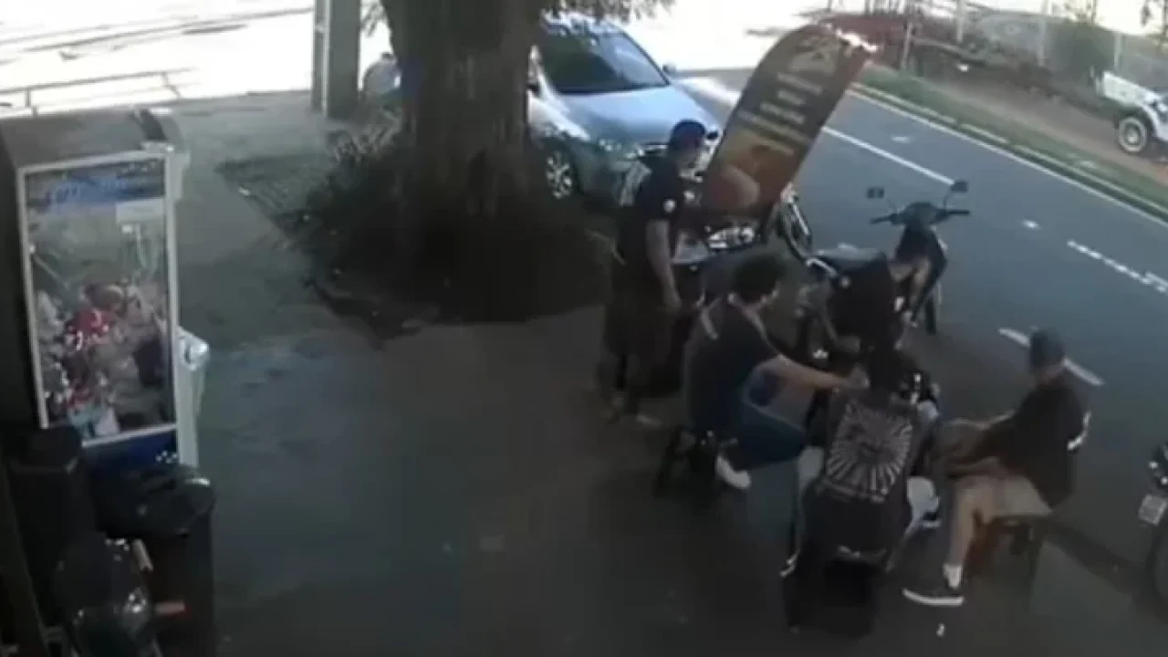 motorista-e-flagrado-trafegando-com-veiculo-em-ciclovia-na-avenida-gastao-vidigal-em-maringa-veja-o-video