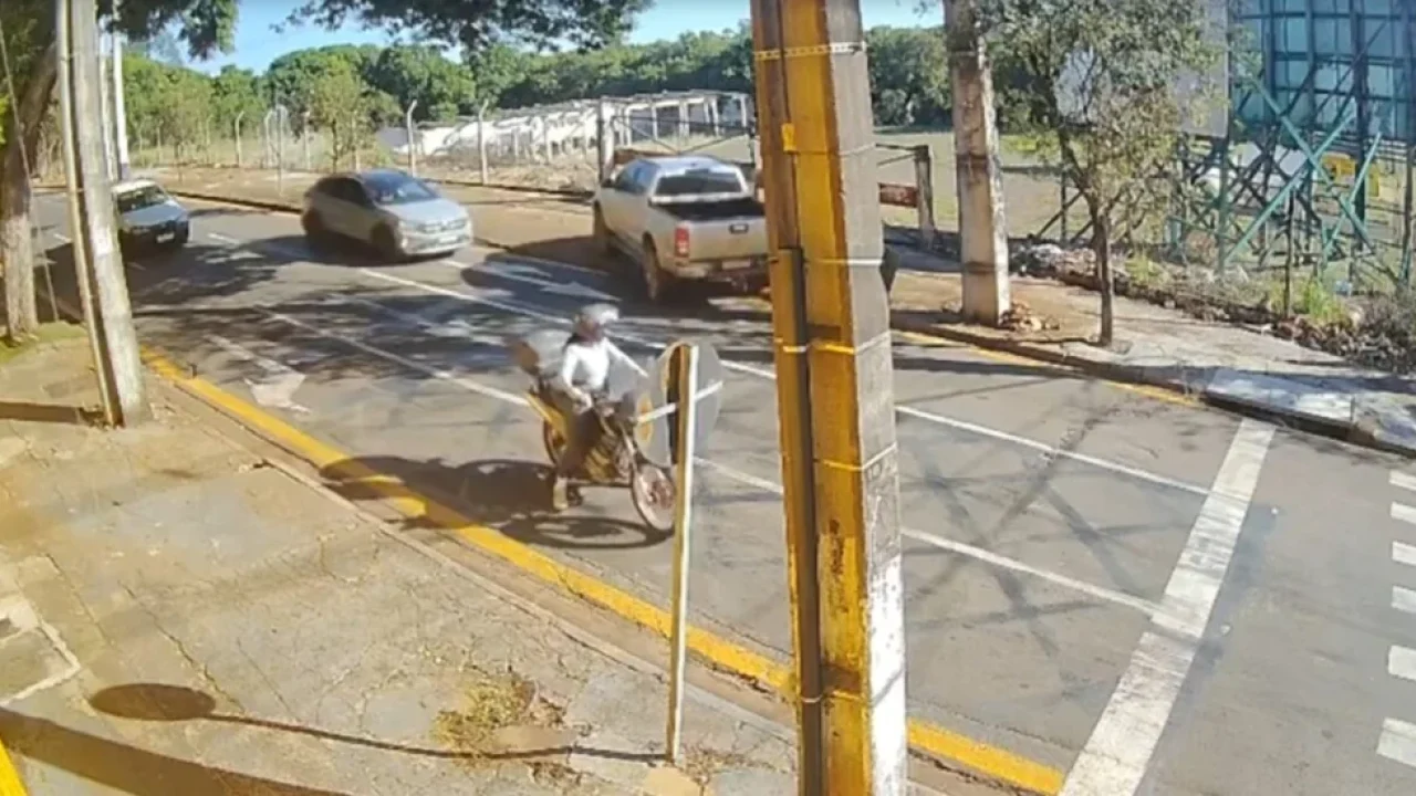 motorista-invade-contramao-sobe-na-calcada-e-causa-confusao-no-transito-maringaense-video
