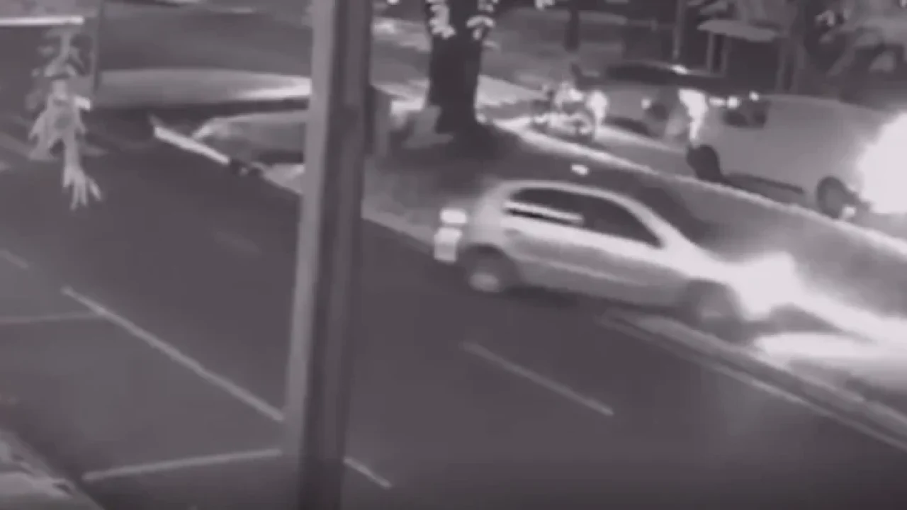 motorista-perde-o-controle-bate-contra-arvore-e-fica-ferido-em-maringa-veja-o-momento-do-acidente