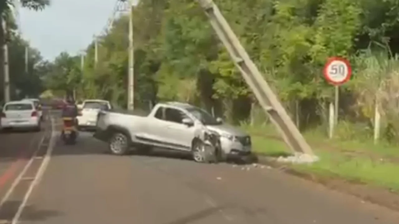motorista-perde-o-controle-e-bate-violentamente-em-poste-proximo-a-uem-veja