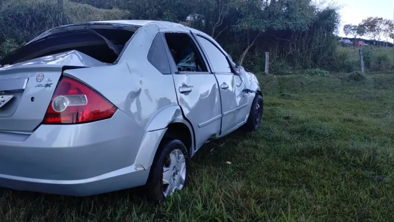 mulher-capota-carro-do-noivo-na-vespera-do-casamento-cai-em-barranco-e-carro-para-a-63-metros-da-pista-no-parana