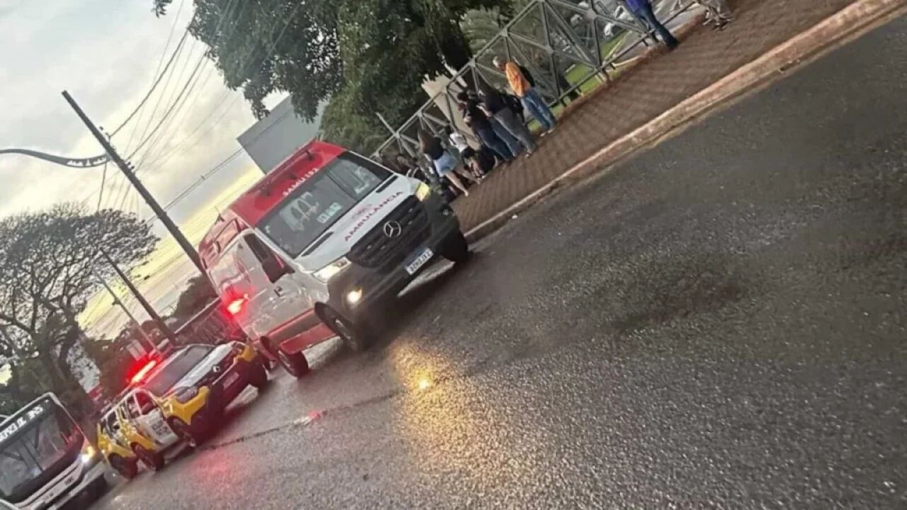 mulher-e-atropelada-por-motocicleta-ao-atravessar-avenida-fora-da-faixa-em-maringa
