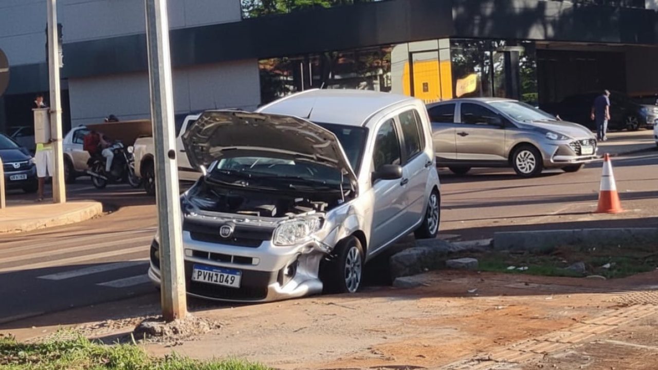 mulher-fica-ferida-em-colisao-entre-dois-carros-na-avenida-tuiuti-em-maringa