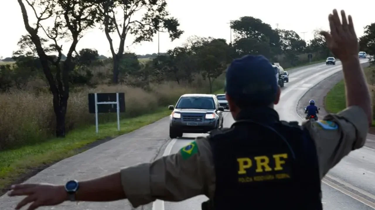 nova-lei-do-farol-entenda-a-mudanca-no-ctb-que-ainda-gera-multas-e-pontos-na-cnh-em-2026