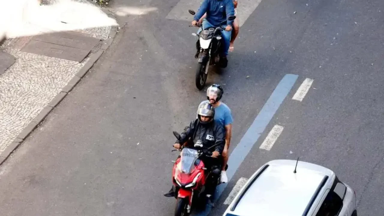 nova-regra-determina-multa-de-r-21-mil-para-quem-carregar-passageiro-em-garupa-da-moto-entenda