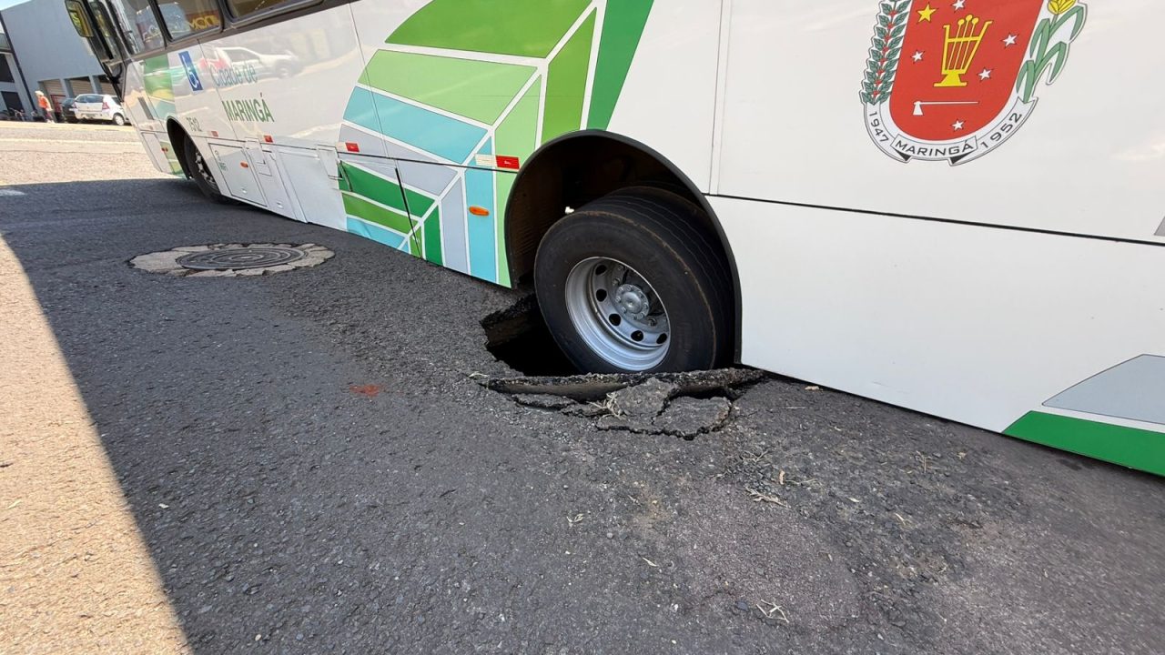 onibus-com-passageiros-do-transporte-coletivo-afunda-apos-asfalto-ceder-em-maringa-video-mostra-a-situacao