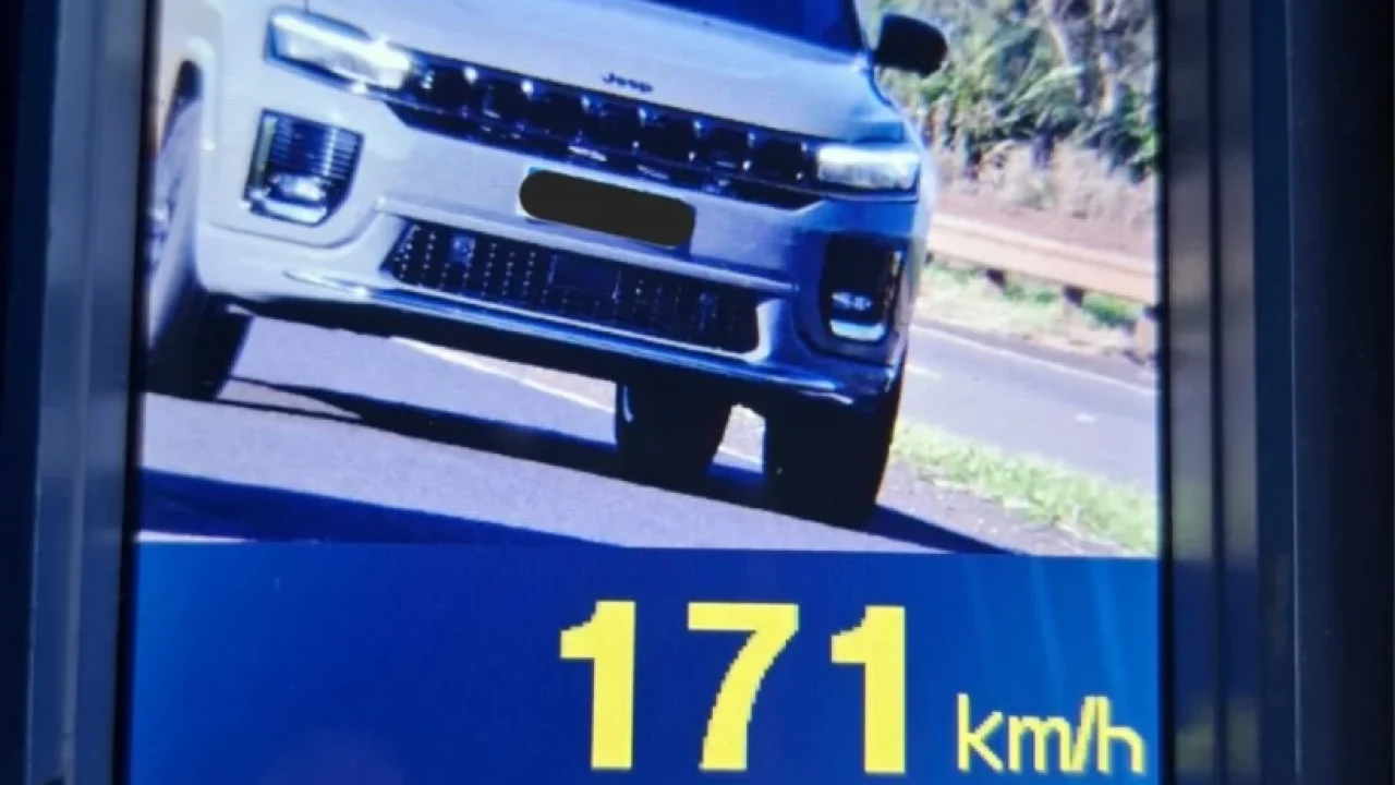 policia-rodoviaria-estadual-flagra-carro-a-171-km-h-na-pr-323