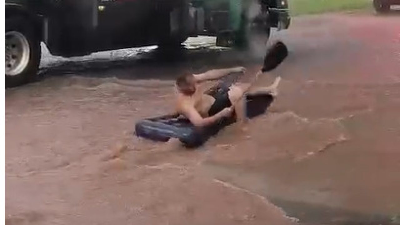 tempestade-em-maringa-homem-e-flagrado-remando-em-colchao-de-ar-durante-alagamento-veja-o-video