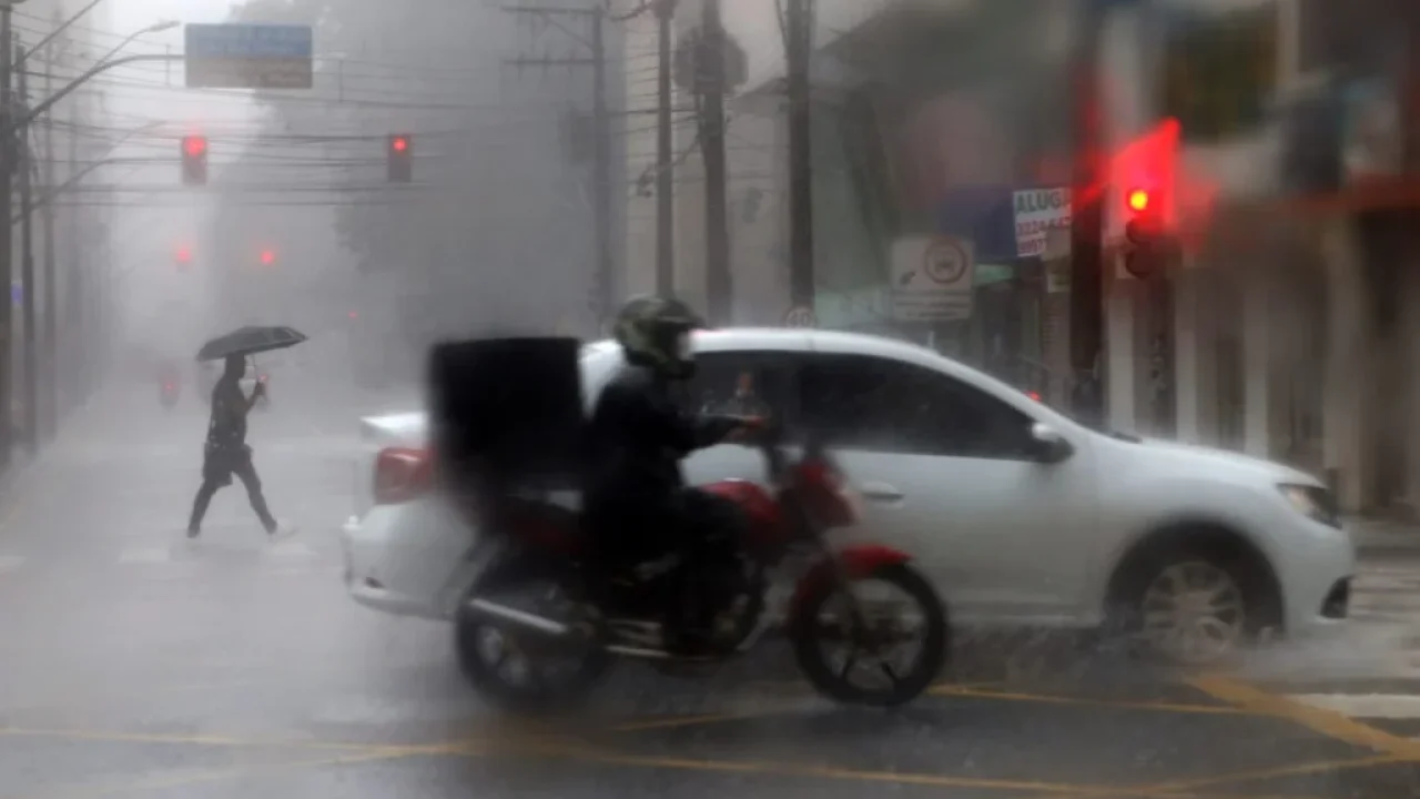 tempo-fecha-e-382-cidades-do-entram-em-alerta-de-tempestade-no-parana-veja-a-lista-completa