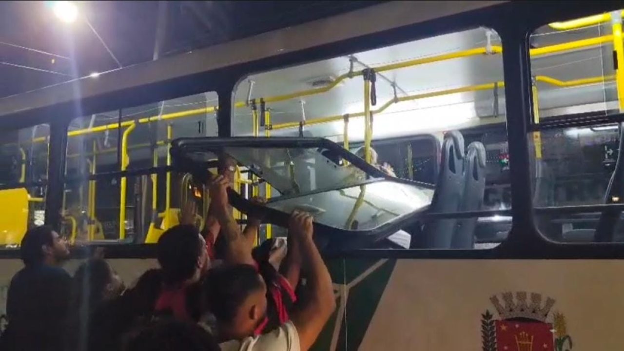 torcedores-do-flamengo-promovem-vandalismo-em-onibus-durante-comemoracao-na-avenida-tiradentes-em-maringa