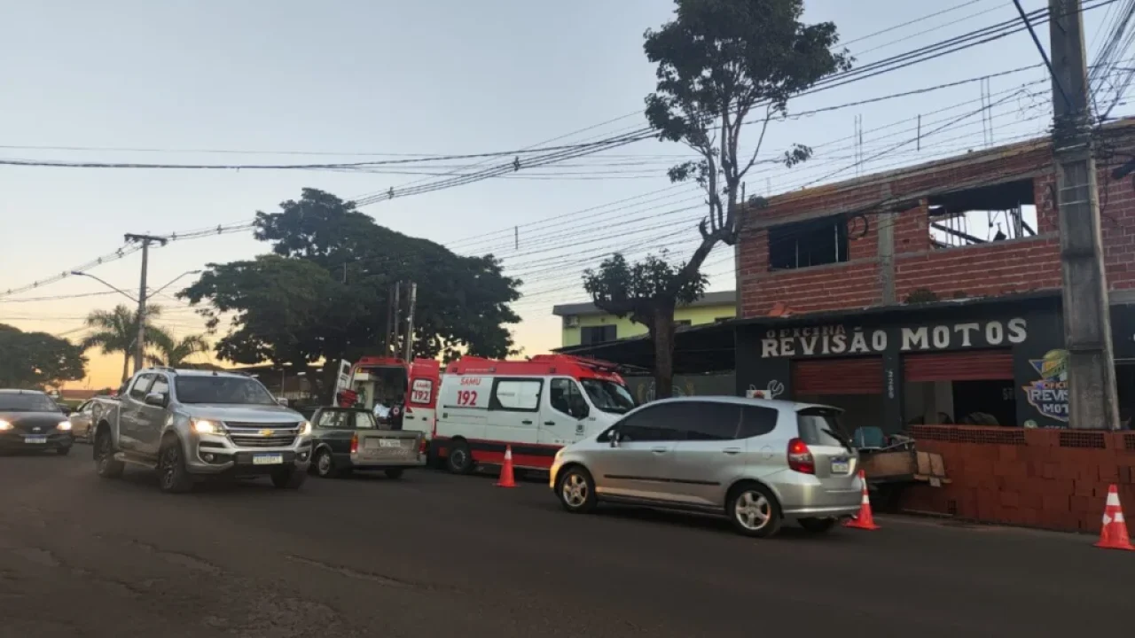trabalhador-e-encaminhado-em-estado-grave-a-hospital-de-maringa-apos-laje-cair-sobre-ele-durante-obra-na-regiao-video