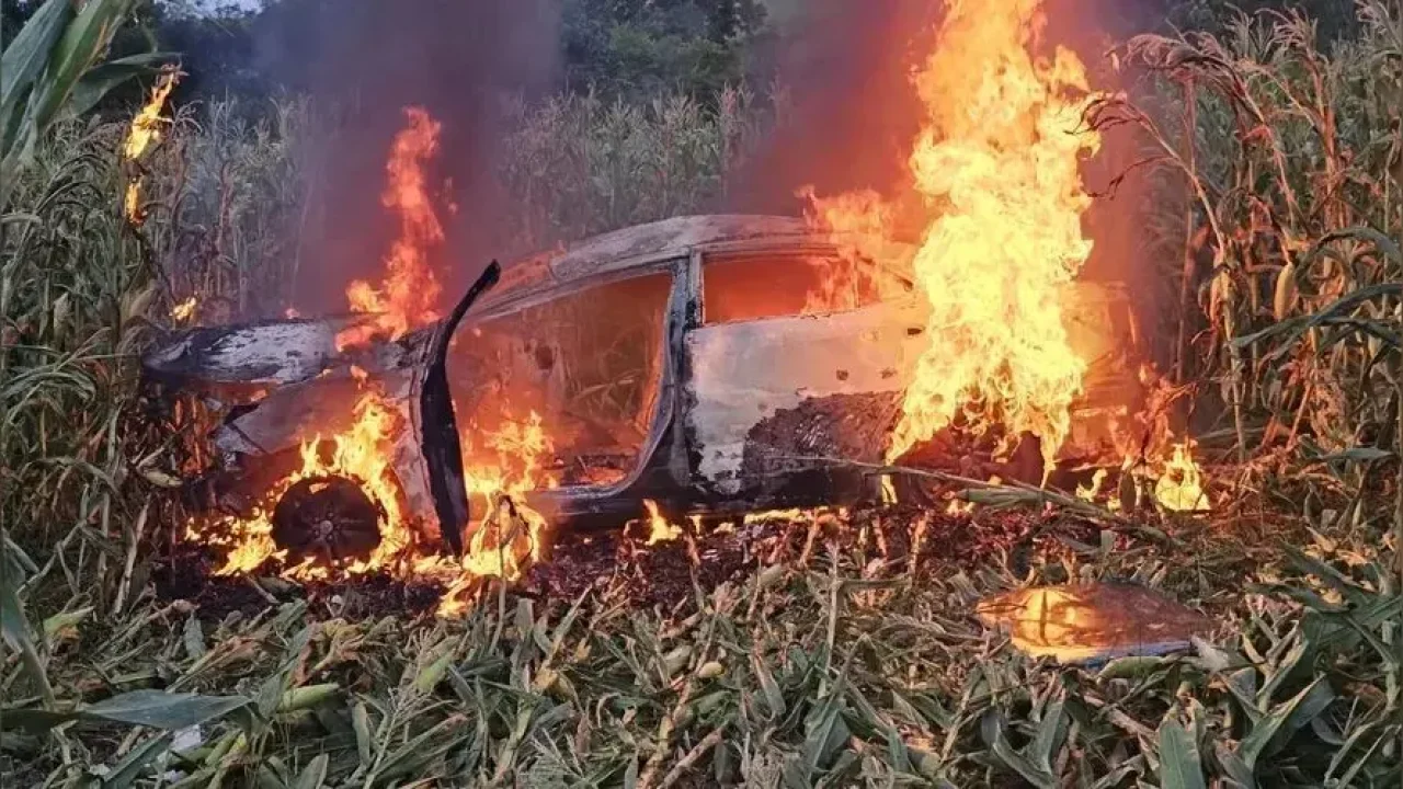 veiculo-capota-e-e-destruido-por-incendio-em-rodovia-da-regiao-veja