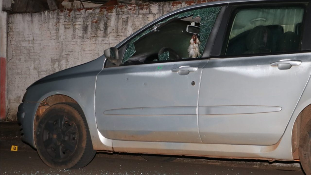veiculo-e-atingido-por-cerca-de-15-disparos-de-pistola-durante-atentado