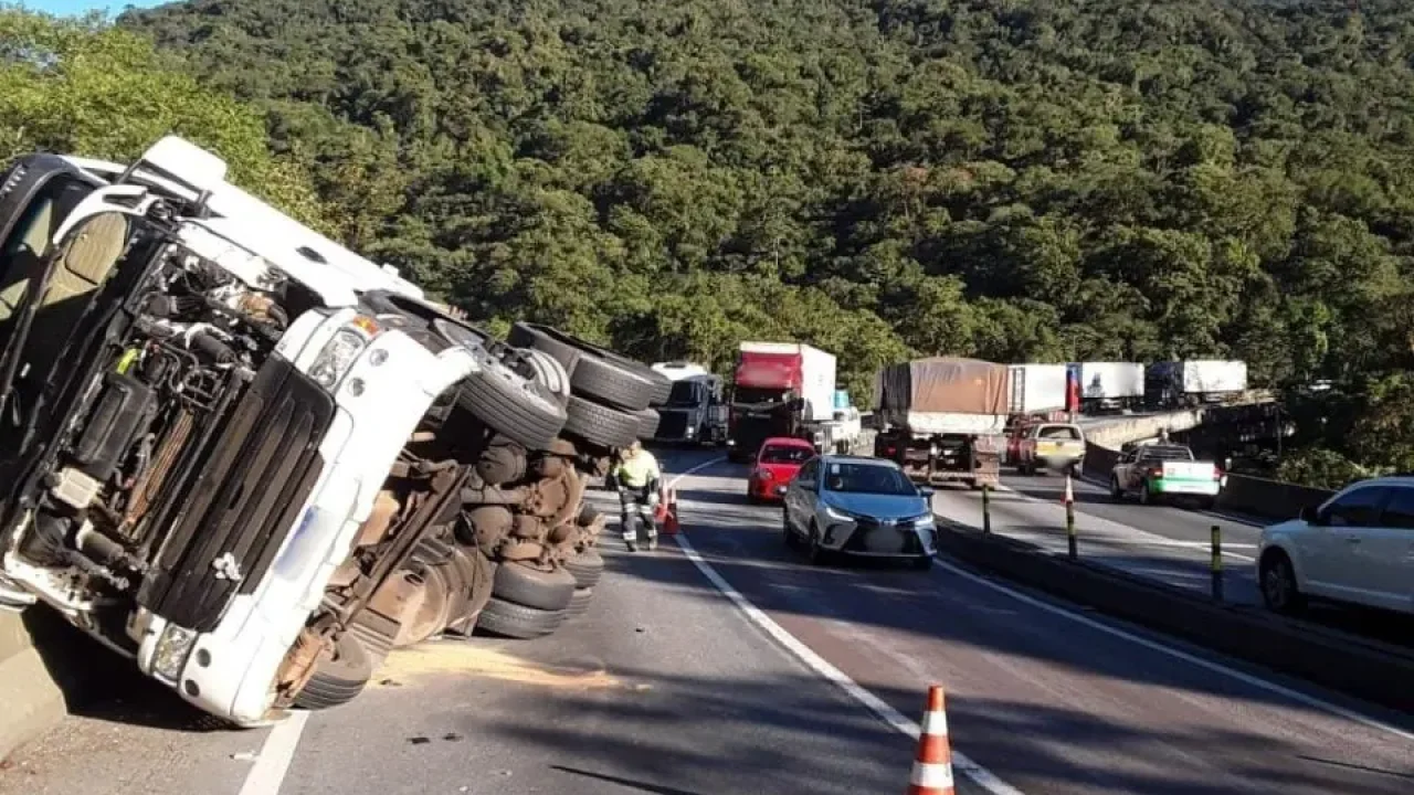 veja-imagens-do-resgate-do-corpo-de-mulher-que-ficou-presa-sob-caminhao-que-despencou-de-viaduto-no-pr