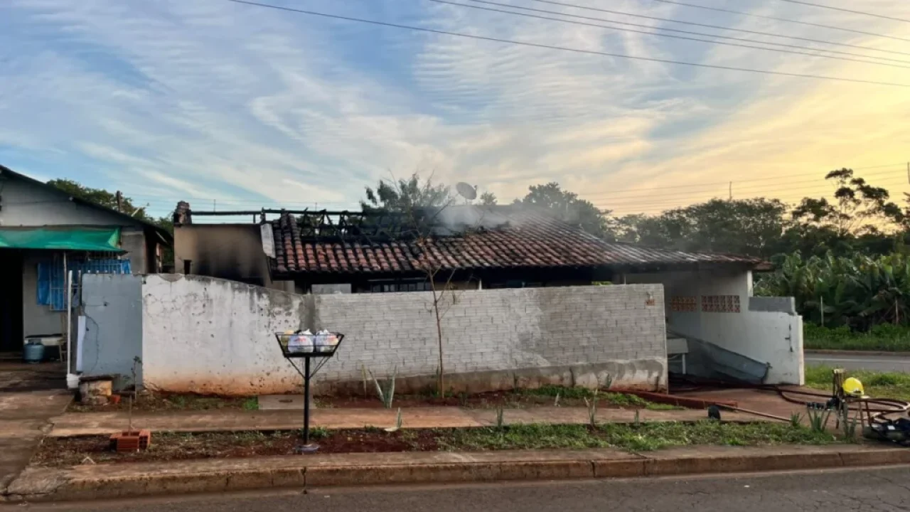 video-casa-e-destruida-por-incendio-de-grandes-proporcoes-em-maringa-imovel-foi-consumido-pelas-chamas