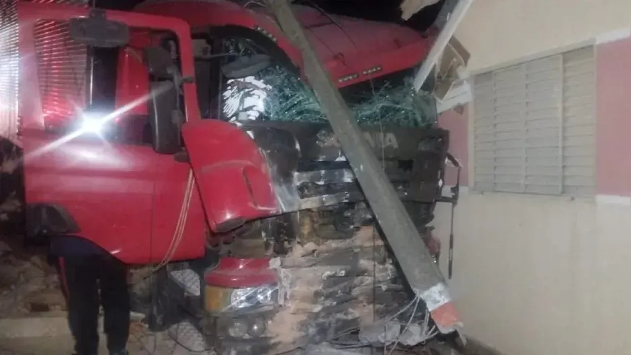 video-flagra-homem-pulando-antes-de-caminhao-desgovernado-atingir-casa-no-parana-assista