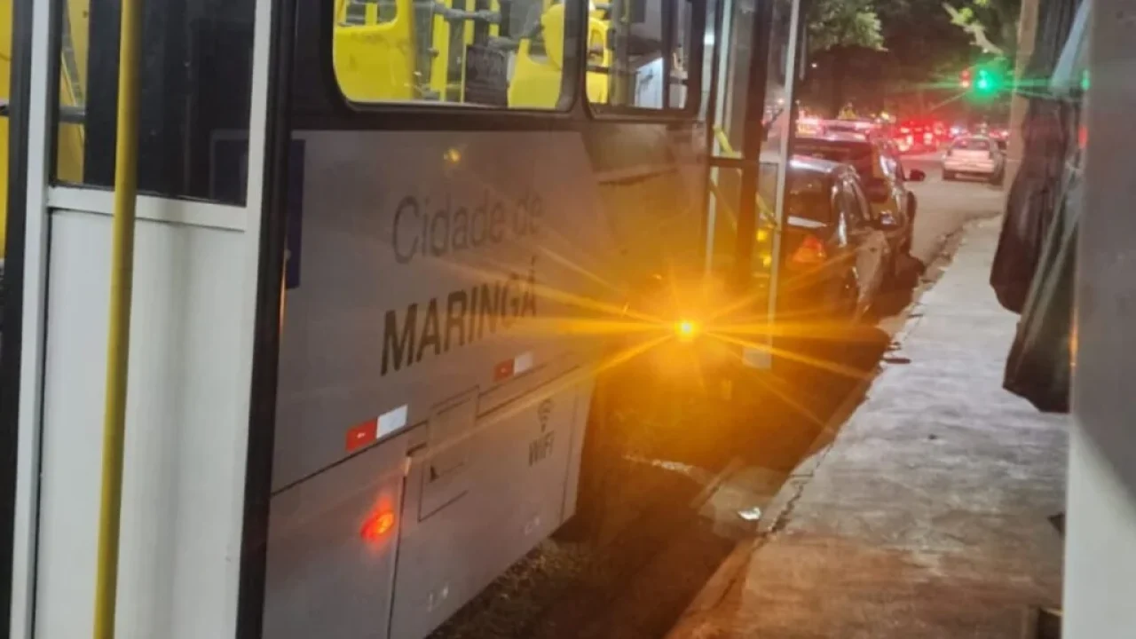 video-grupo-de-estudantes-ataca-onibus-em-maringa-deixa-passageiros-feridos-e-causa-panico