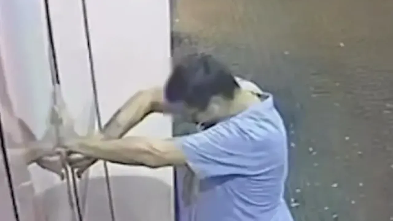 video-homem-arromba-porta-de-vidro-invade-loja-de-bijuterias-e-causa-prejuizo-em-maringa