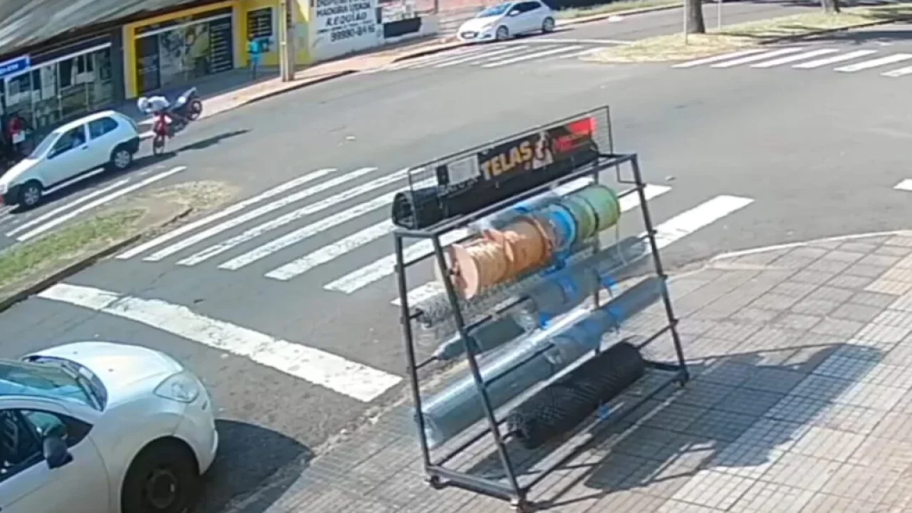 video-mostra-acidente-inusitado-entre-carro-e-moto-em-cruzamento-de-avenida-de-maringa