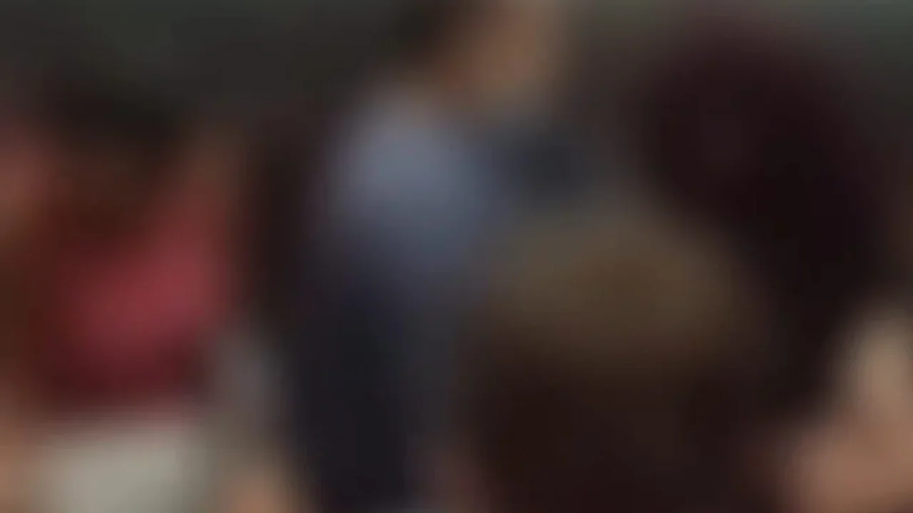 video-mostra-ao-menos-10-pessoas-presas-em-elevador-de-hospital-em-maringa