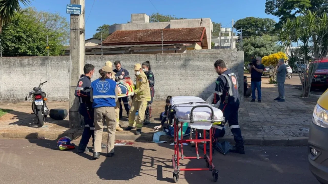 video-mostra-grave-acidente-em-maringa-motociclista-e-filho-de-12-anos-ficam-feridos-apos-forte-colisao-em-cruzamento