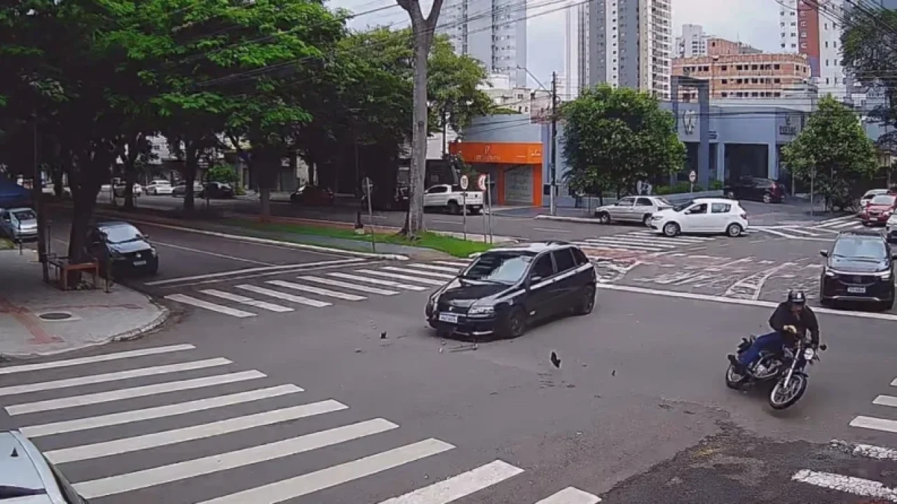 video-motociclista-sofre-grave-trauma-de-cranio-apos-carro-invadir-preferencial-em-cruzamento-de-maringa